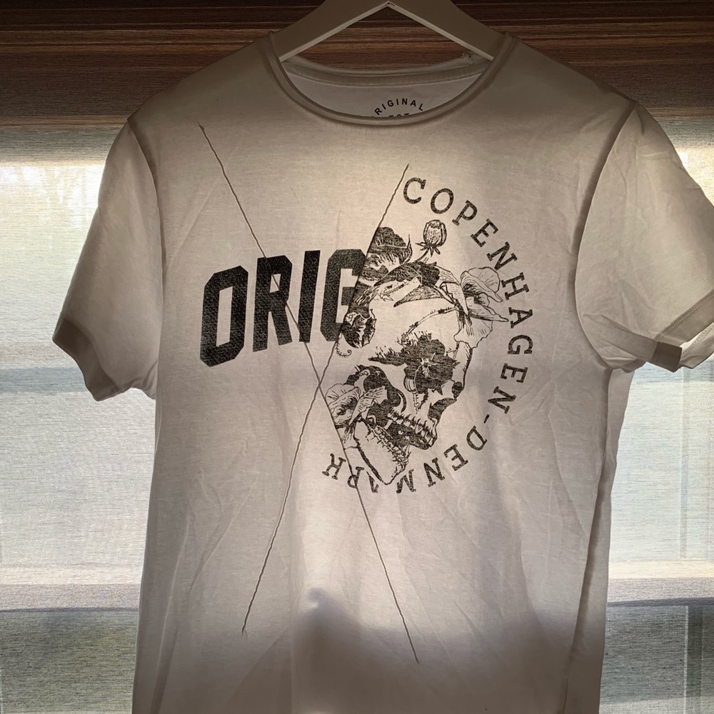Jack and Jones t shirt for men, size Large.